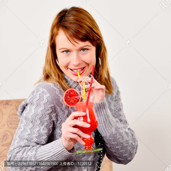 特寫鏡頭華麗的女孩與雞尾酒