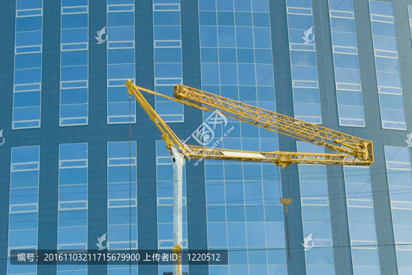 高度的建筑。現(xiàn)代辦公摩天樓。垂直帶。用起重機(jī)在它之前。