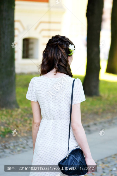 年輕漂亮的女孩