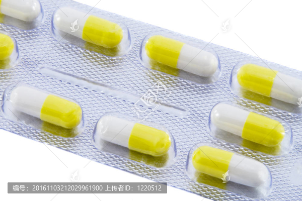 許多不同顏色的藥片和藥片在白色背景下分離