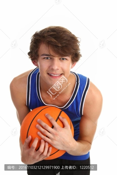 男人抱著籃球