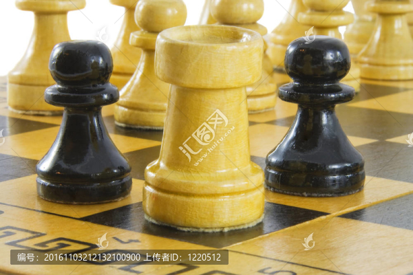 國際象棋。白色背景中分離。晚會現(xiàn)場。