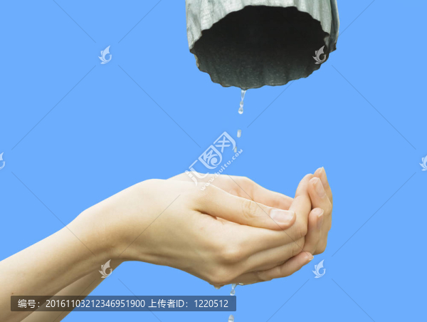 雙手接住干凈的落水