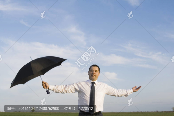 快樂(lè)的商人站在草地上