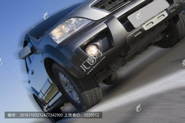 現(xiàn)代吉普車運(yùn)動(dòng)模糊