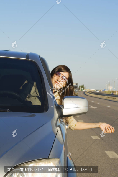 快樂的年輕黑人駕駛銀色轎車
