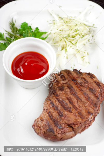 多汁的烤牛肉牛排