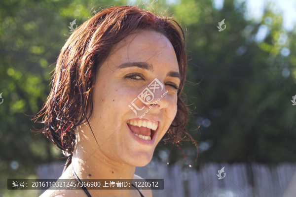 關(guān)閉年輕女子新鮮的水