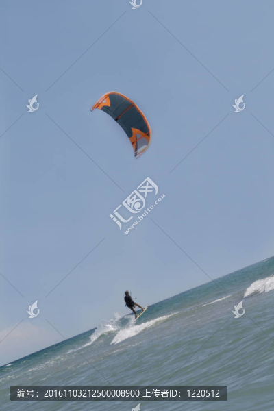 kiteboarder喜歡在海里沖浪