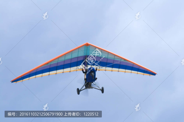 在藍(lán)色的天空deltaplane極限飛行