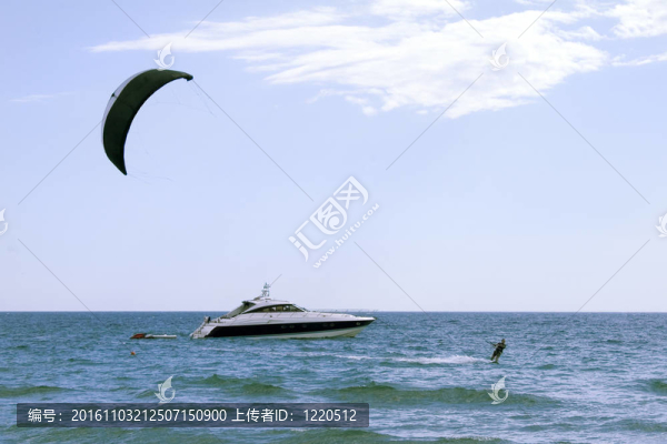 風(fēng)箏沖浪者在海上享受沖浪