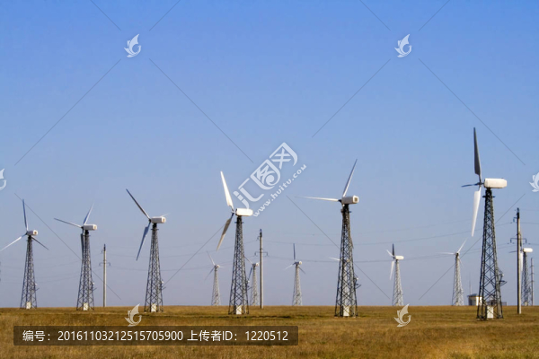 藍(lán)天上空的風(fēng)電場(chǎng)渦輪機(jī)