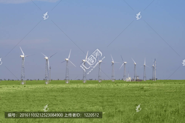 藍(lán)天上空的風(fēng)電場渦輪機(jī)