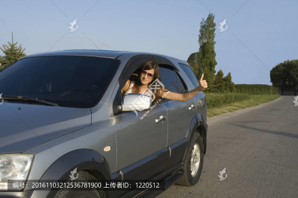 快樂(lè)的年輕黑人駕駛銀色轎車