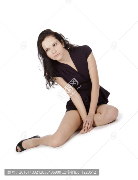 穿著棕色連衣裙的女人坐在地板上