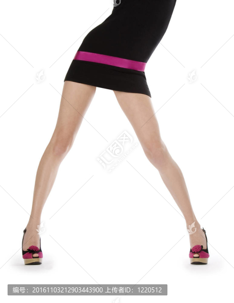 迷人的女性穿著黑色連衣裙，裝扮成白色