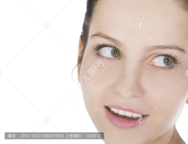微笑的年輕女子臉上特寫照片