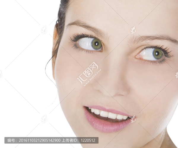 微笑的年輕女子臉上特寫照片