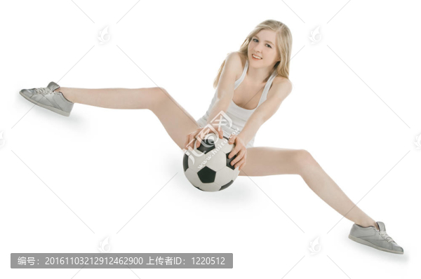 年輕白人女子與足球在白色背景
