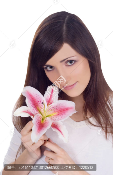 花在手年輕可愛的黑發(fā)亮的肖像