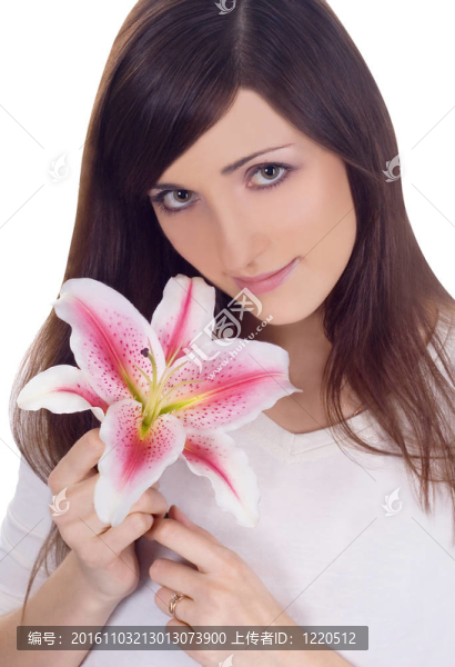 花在手年輕可愛(ài)的黑發(fā)亮的肖像