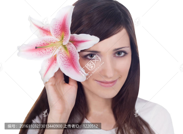 花在手年輕可愛的黑發(fā)亮的肖像