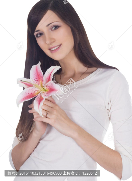 花在手年輕可愛的黑發(fā)亮的肖像