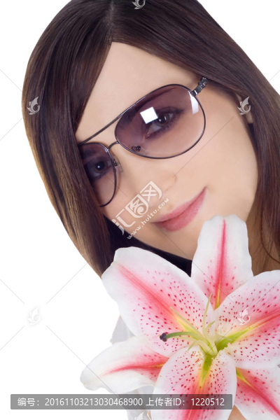 可愛的女人在太陽眼鏡與莉莉
