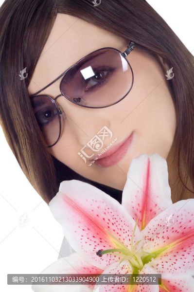 可愛的女人在太陽眼鏡與莉莉