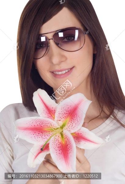 可愛的女人在太陽眼鏡與莉莉