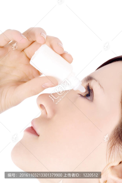 女人滴眼藥水滴