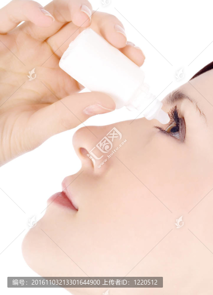 女人滴眼藥水滴
