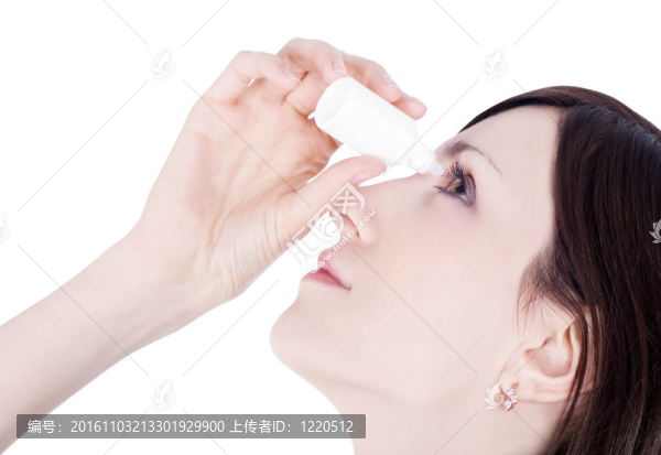 女人滴眼藥水滴