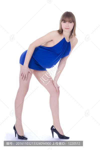 可愛的年輕綠眼睛女士穿著藍(lán)色的衣服站在孤立的白色背景
