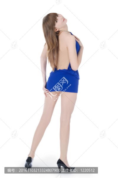 可愛的年輕綠眼睛女士穿著藍(lán)色的衣服站在孤立的白色背景