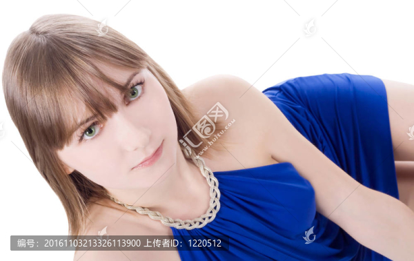 穿著藍色連衣裙的可愛女人的照片