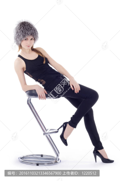 戴帽子的年輕女子坐在椅子上