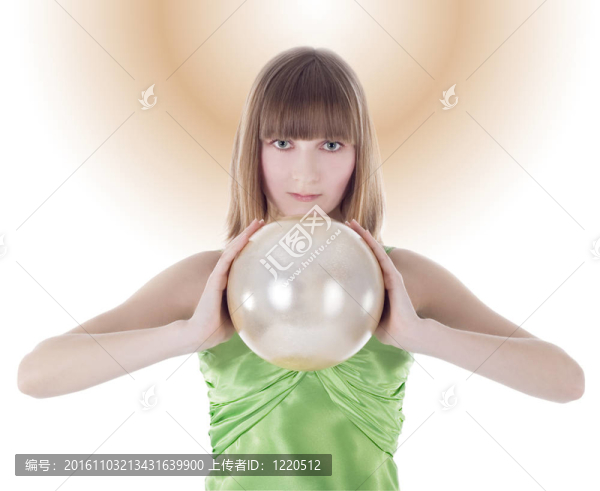 美麗的女人手里拿著金球