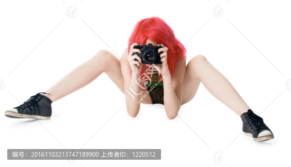 紅頭發(fā)的年輕女孩，照相機白色隔離
