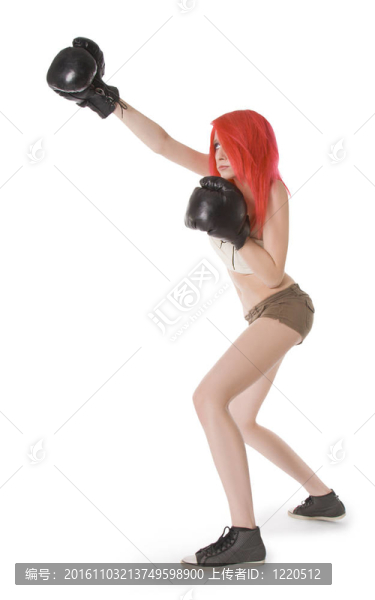 紅頭發(fā)女孩踢拳擊踢憤怒呼喊
