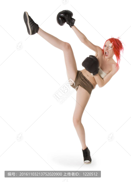 紅頭發(fā)女孩踢拳擊踢憤怒呼喊