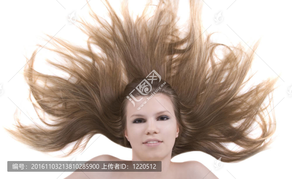 美麗的年輕金發(fā)美女畫像躺在地板上