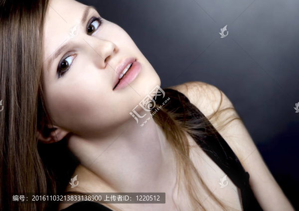 在黑暗的背景構(gòu)成美麗的黑發(fā)女孩工作室