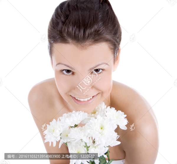 美麗的年輕女人的肖像與白色的花。