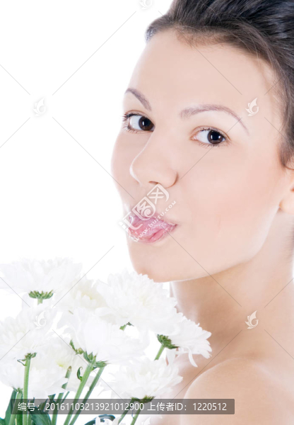 美麗的年輕女人的肖像與白色的花。