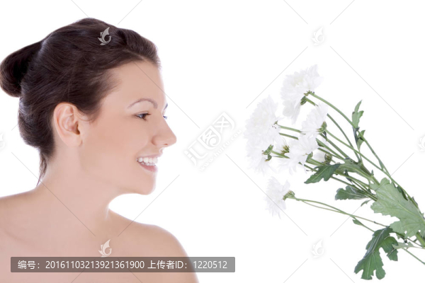 美麗的年輕女人的肖像與白色的花。