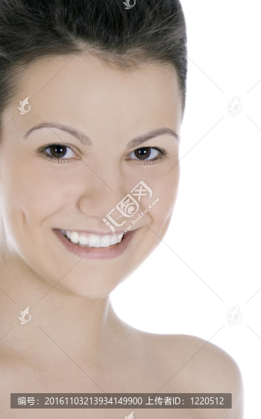 明亮的畫面在白色的微笑的女