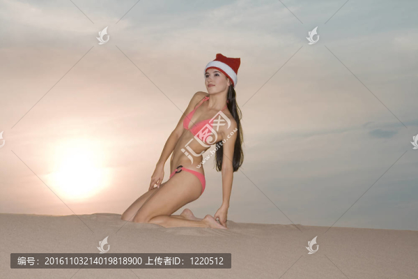 可愛的女孩在Santa？日落時(shí)的帽子