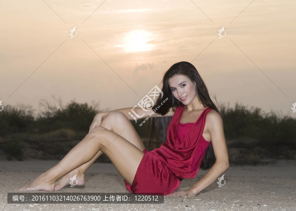 可愛的女性在夕陽下裝扮成紅色的沙漠