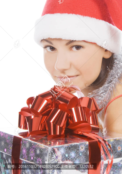 Santa女士戴著Santa帽子展示禮物。